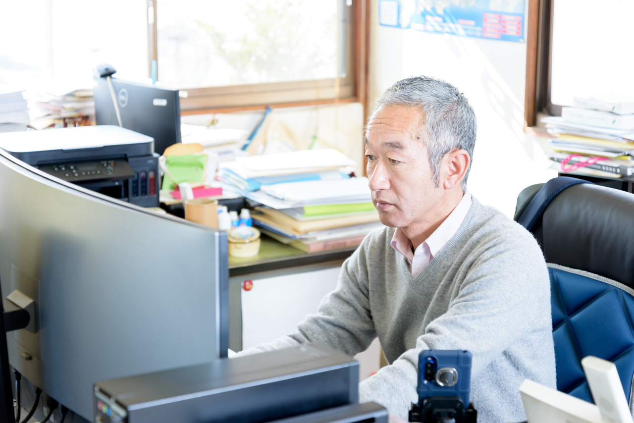 代表者がパソコン操作の写真